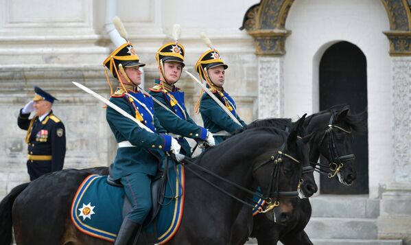 Los centinelas del Kremlin montan a caballo durante el desfile del Regimiento Presidencial. - Sputnik Mundo