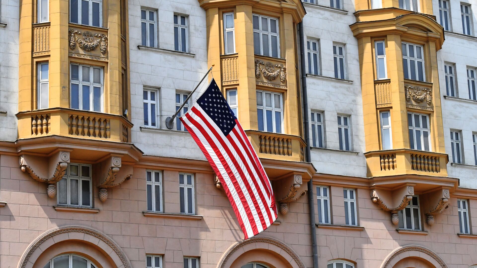 La bandera de EEUU en el edificio de la Embajada en Moscú, Rusia - Sputnik Mundo, 1920, 20.02.2022