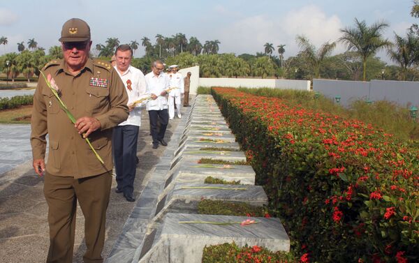 El general cubano Álvaro López Miera y el embajador ruso Andrei Guskov homenajean a los caídos durante la Gran Guerra Patria - Sputnik Mundo