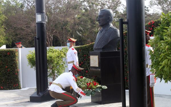 Ofrenda floral al monumento dedicado al general de Ejército ruso Issa Alexandrovich Plíyev - Sputnik Mundo