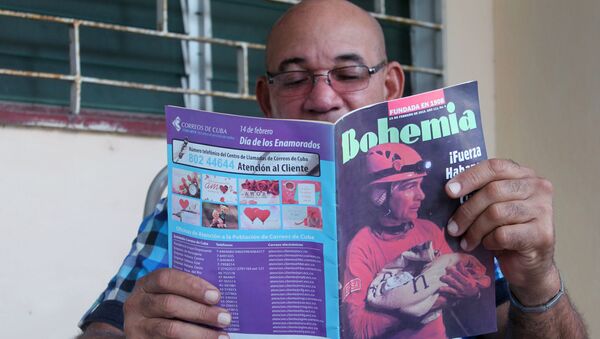 Un cubano leyendo la revista Bohemia - Sputnik Mundo