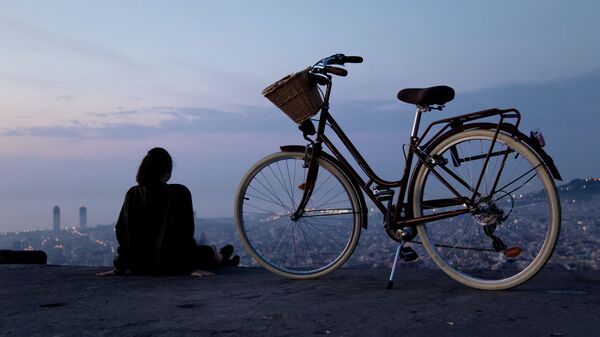 Una chica con bicicleta (imagen referencial) - Sputnik Mundo
