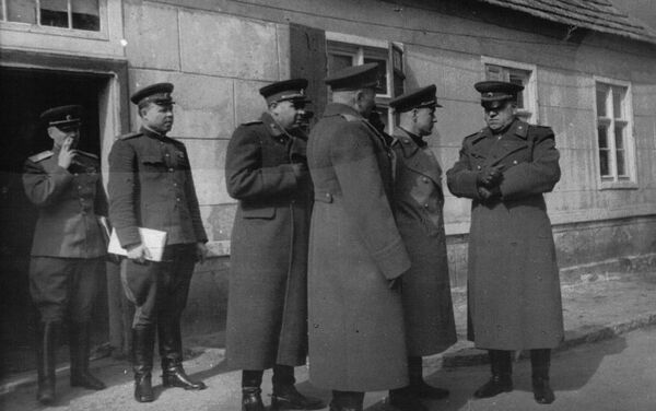 El momento crucial antes del inicio de la operación de Berlín. El comandante del 1 Frente Bielorruso, el mariscal Gueorgui Zhúkov, (derecha) con el coronel general Mijaíl Malinin (segundo a la izquierda). - Sputnik Mundo