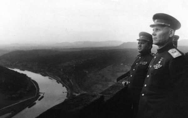El comandante de las tropas del 1 Frente Ucraniano, Iván Konev, con el miembro del Consejo Militar del Frente Konstantín Krainiukov en la fortaleza de Konigstein. El comandante de las tropas del 1 Frente Ucraniano, Iván Konev, con el miembro del Consejo Militar del Frente Konstantín Krainiukov en la fortaleza de Konigstein. - Sputnik Mundo