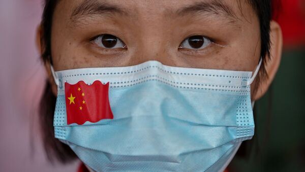Una mujer con una mascarilla con la bandera de China - Sputnik Mundo