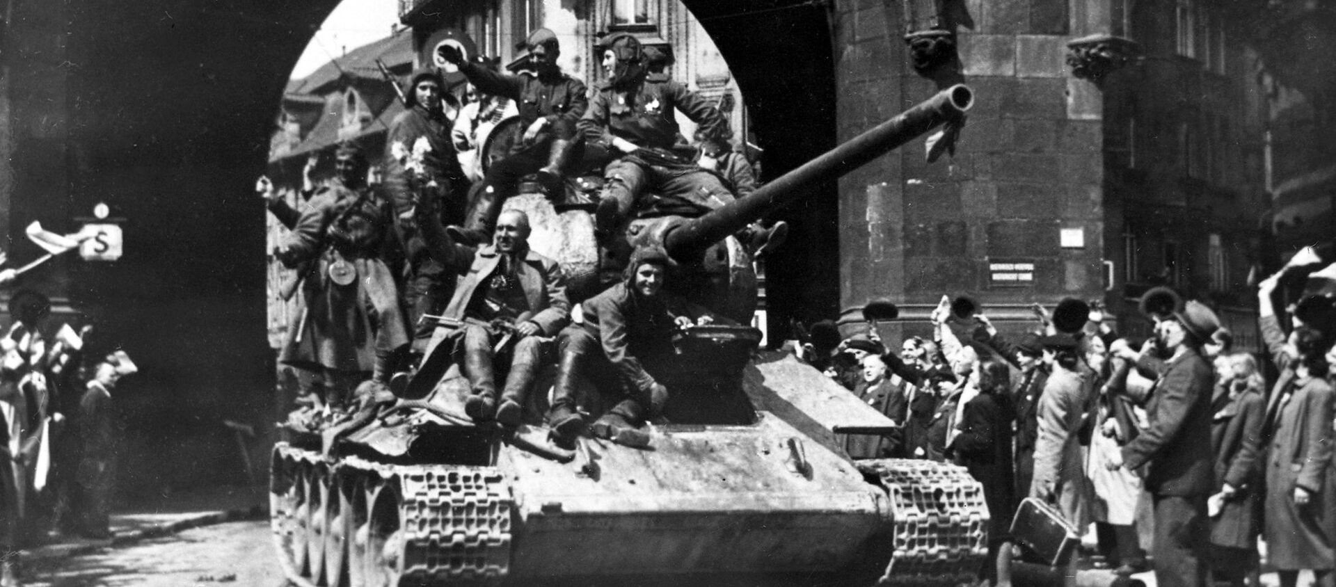 Los residentes de Praga dan bienvenida a los soldados soviéticos que liberaron la capital checa de las tropas nazis   - Sputnik Mundo, 1920, 11.05.2020