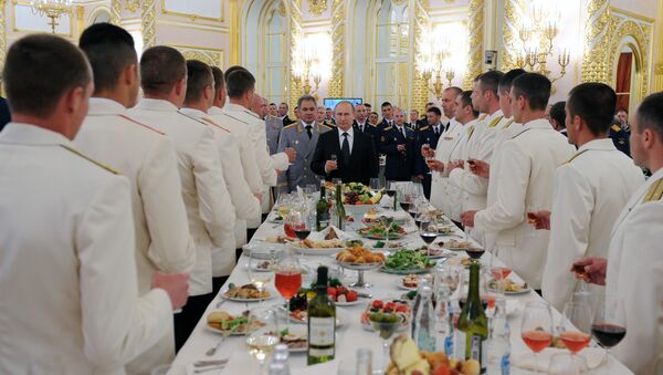 Un banquete en el Kremlin con la participación del presidente ruso, Vladímir Putin, y el ministro de Defensa, Serguéi Shoigú - Sputnik Mundo