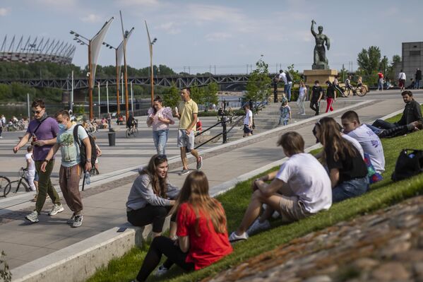 Жители Варшавы на берегу реки Вислы в Польше  - Sputnik Mundo