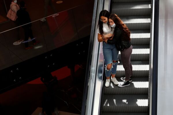 Девушки в торговом центре после облегчения карантинных мер в Бельгии  - Sputnik Mundo
