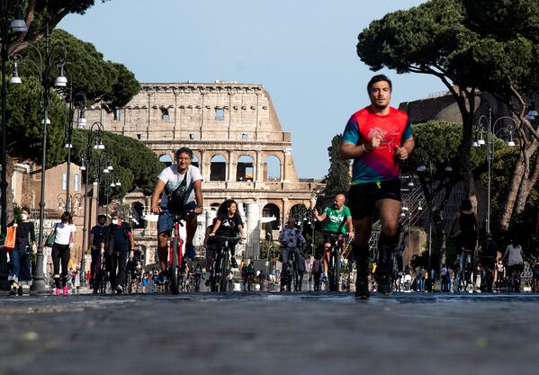 Люди во время занятия спортом после облегчения карантинных мер в Италии  - Sputnik Mundo