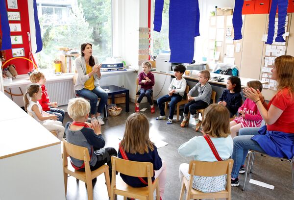 Дети в детском саду после облегчения карантинных мер в Швейцарии  - Sputnik Mundo
