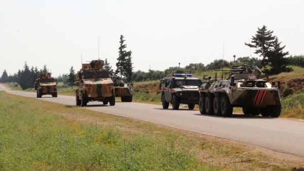 Patrullaje conjunto de Rusia y Turquía de la autopista M4 en Idlib en Siria - Sputnik Mundo