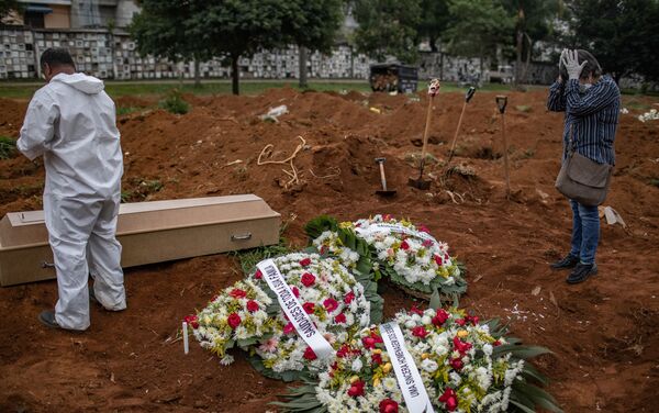 Familia y amigos durante el entierro de Janete Da Silva, fallecida por coronavirus, en el Cementerio de Vila Formosa. San Pablo, Brasil.  - Sputnik Mundo
