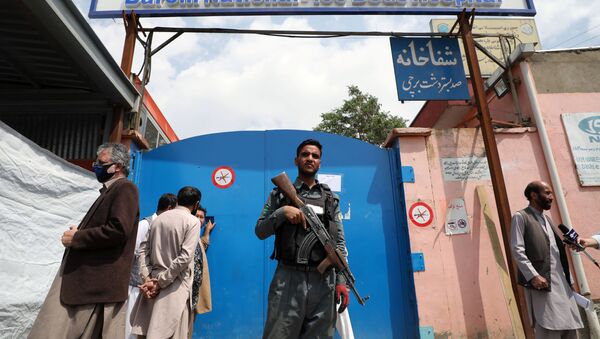 Un militar vigila la entrada al hospital del distrito Dasht-e-Barchi en Kabul - Sputnik Mundo