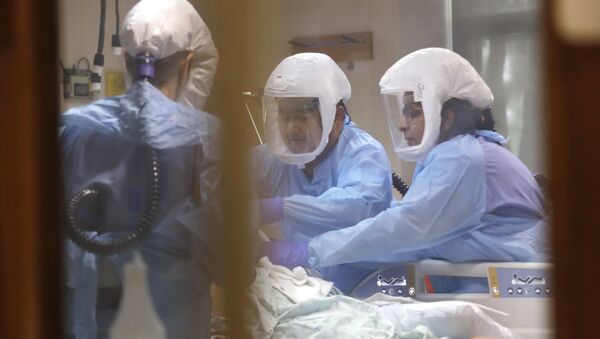 Médicos atienden paciente con coronavirus - Sputnik Mundo
