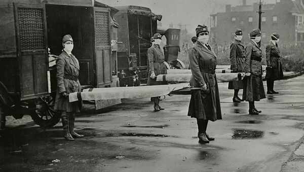 Mujeres con mascarillas sostienen camillas cerca de las ambulancias durante la pandemia de la gripe española en EEUU - Sputnik Mundo