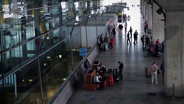 Vista de la puerta de la Terminal 4 del aeropuerto de Madrid-Barajas Adolfo Suárez - Sputnik Mundo