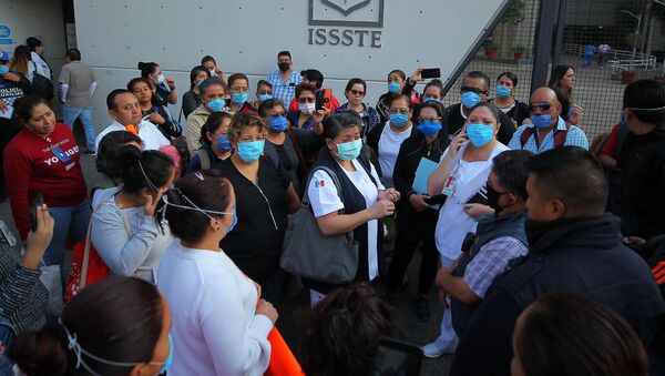 Manifestación de médicos y enfermeras del Hospital 20 de Noviembre, bloqueado la avenida Félix Cuevas, debido a que denuncian falta de equipo médico para atención a pacientes - Sputnik Mundo