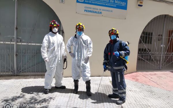Bomberos de Málaga en jornada desinfección Centro de Mayores de Pedregalejo - Sputnik Mundo