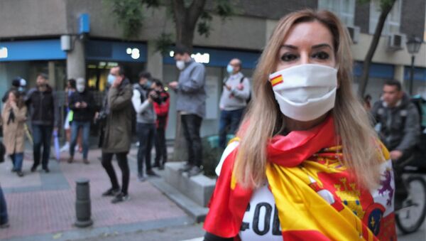 Una mujer protestando contra Pedro Sánchez en Madrid - Sputnik Mundo