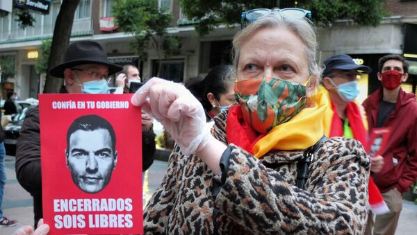 Una mujer protesta en Madrid contra Pedro Sánchez  - Sputnik Mundo