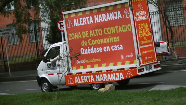 Una furgoneta con un mensaje de las autoridades en Bogotá, Colombia - Sputnik Mundo