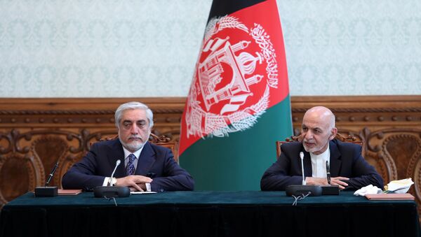 El presidente de Afganistán, Ashraf Ghani, y el exjefe del Ejecutivo Abdullah Abdullah firman el acuerdo político  - Sputnik Mundo