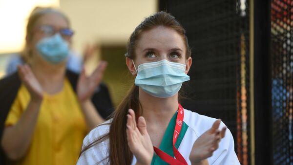 Sanitaria aplaudiendo en el Hospital Gregorio Marañón de Madrid - Sputnik Mundo