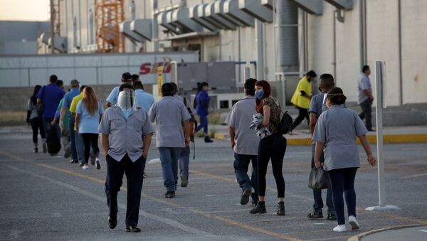 Trabajadores del fabricante estadounidense de autopartes Aptiv Plc llegan a la planta, en Ciudad Juárez, México, el 18 de mayo de 2020 - Sputnik Mundo