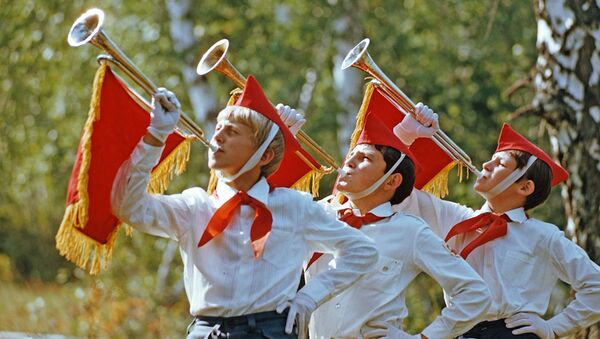 Quiénes eran los pioneros, los miembros de la organización juvenil soviética más grande  - Sputnik Mundo
