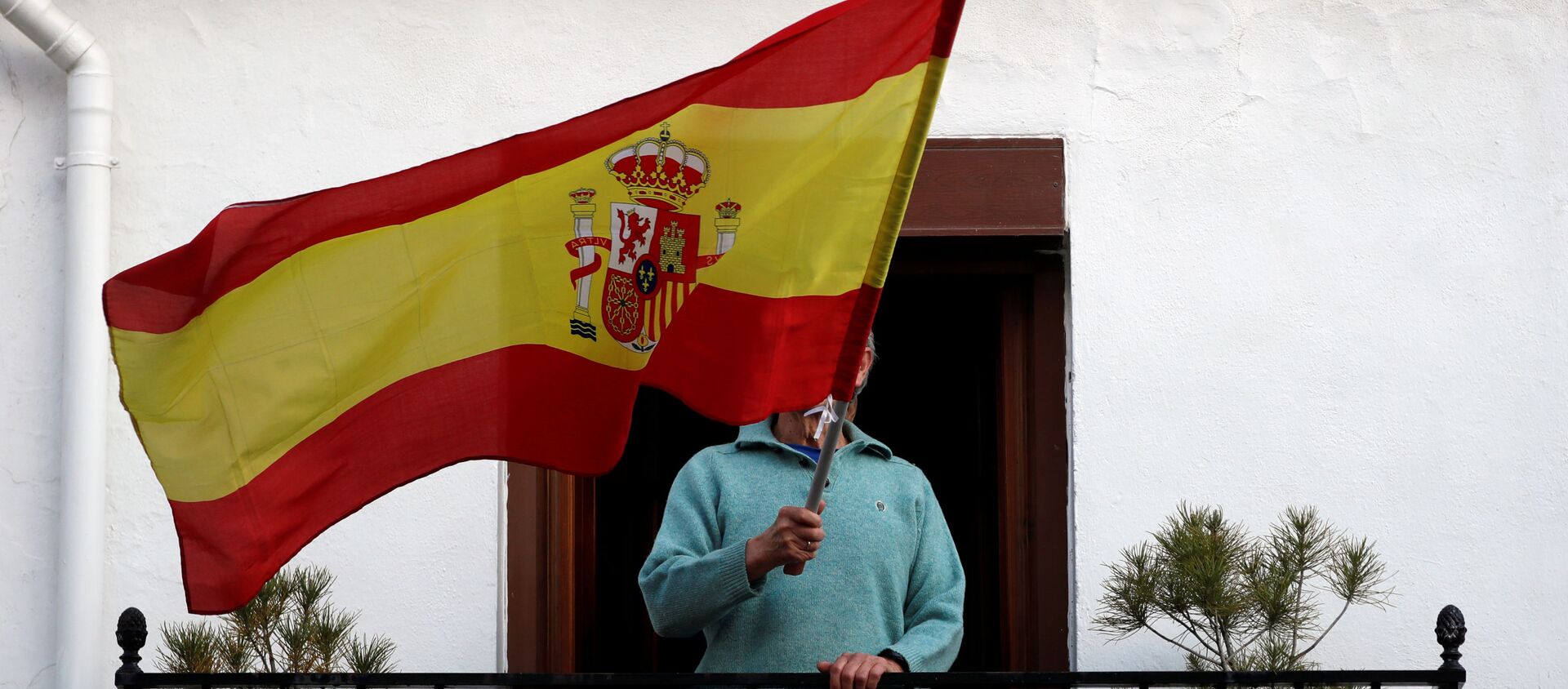 Una persona con una bandera de España - Sputnik Mundo, 1920, 20.05.2020