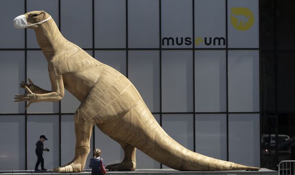 Un modelo de dinosaurio enmascarado en el Museo de Ciencias Naturales de Bruselas. - Sputnik Mundo