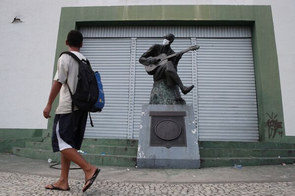 Una estatua del músico y poeta brasileño Cartola con mascarilla en Río de Janeiro.  - Sputnik Mundo