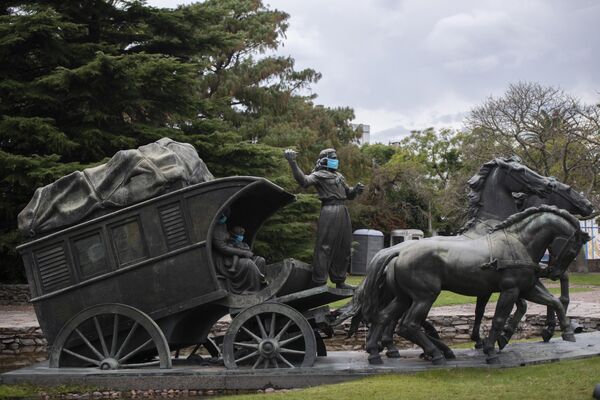 Composición de la escultura 'Dilijans' en el Parque del Prado de Montevideo, Uruguay.  - Sputnik Mundo