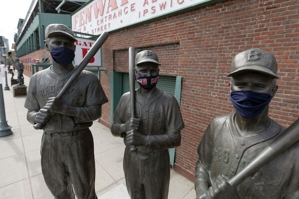 Estatua de famosos jugadores de Boston Red Sox con mascarillas en Boston, EEUU. - Sputnik Mundo