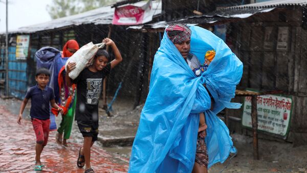 La India y Bangladesh están evacuando a más de siete millones de personas de las zonas bajas mientras un monstruoso ciclón se acerca a la bahía de Bengala. Es probable que el ciclón Amphan golpee a los países en categoría de tormenta ciclónica extremadamente severa, con vientos de más de 180 km por hora - Sputnik Mundo