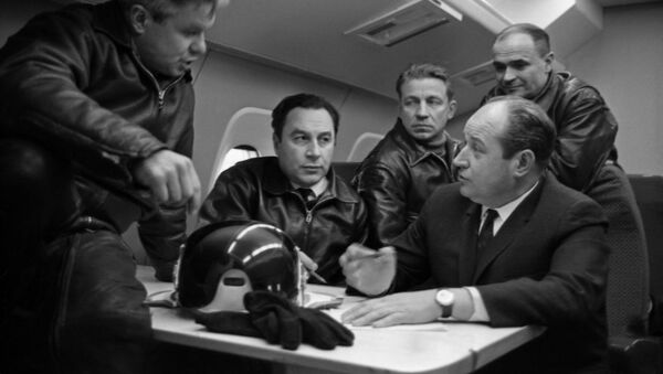 El diseñador de aviones sovietico Alexéi Túpolev (último a la derecha) con el piloto de pruebas y su equipo discute las pruebas del avión de pasajeros Tu-144 - Sputnik Mundo