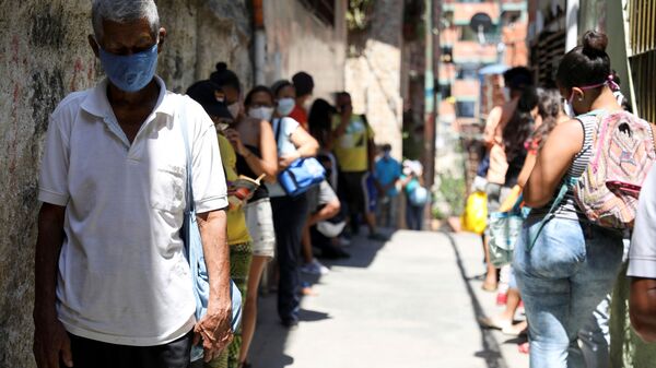Venezolanos hacen cola para recibir comida en Caracas - Sputnik Mundo