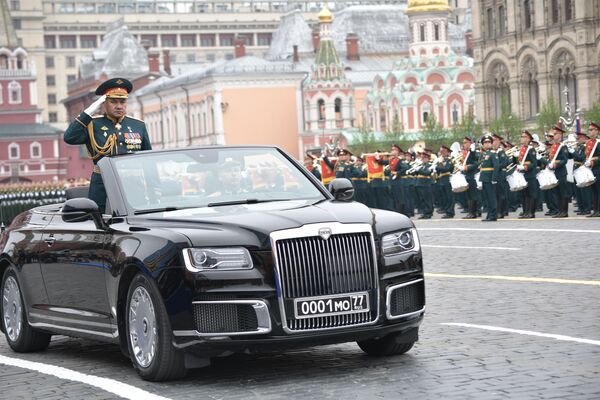 Министр обороны России Сергей Шойгу на военном параде на Красной площади в Москве - Sputnik Mundo