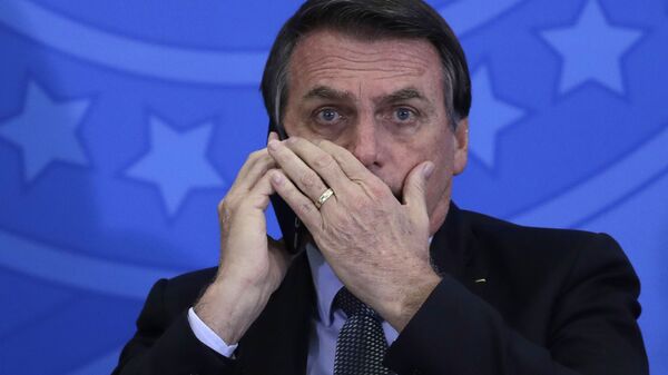 Jair Bolsonaro, presidente de Brasil, habla por teléfono móvil - Sputnik Mundo