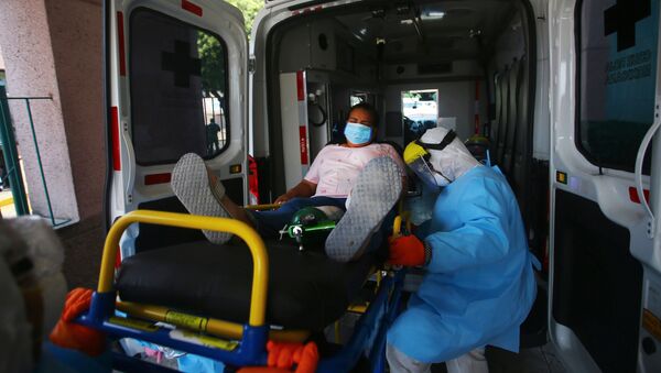 Una mujer en una ambulancia en Ciudad de México - Sputnik Mundo