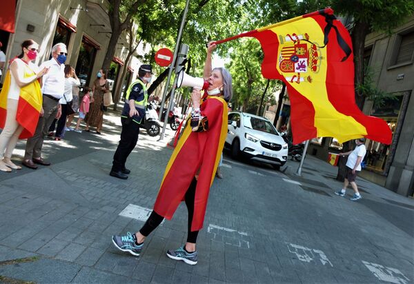 De las cacerolas a los pitidos: las protestas en España organizadas por Vox suben al volante De las cacerolas a los pitidos: las protestas en España organizadas por Vox suben al volante - Sputnik Mundo