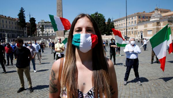 Una chica con la mascarilla con la bandera de Italia - Sputnik Mundo