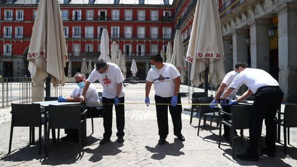 Trabajadores midiendo la distancia entre dos mesas en una terraza de la Plaza Mayor (Madrid) - Sputnik Mundo