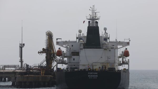 El petrolero iraní en el puerto de Venezuela - Sputnik Mundo