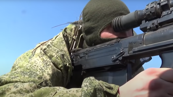 Francotiradores rusos ponen a prueba la puntería de sus fusiles de gran calibre Kord - Sputnik Mundo