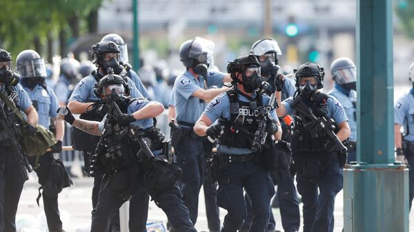 La Policía durante las protestas en Minneapolis  - Sputnik Mundo