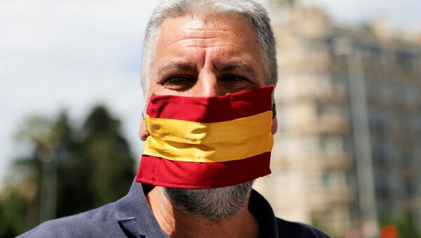 Un hombre con la bandera de España - Sputnik Mundo