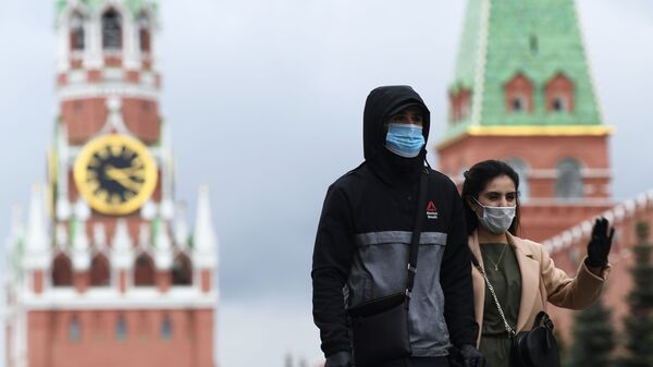 Personas en mascarillas en la Plaza Roja de Moscú - Sputnik Mundo