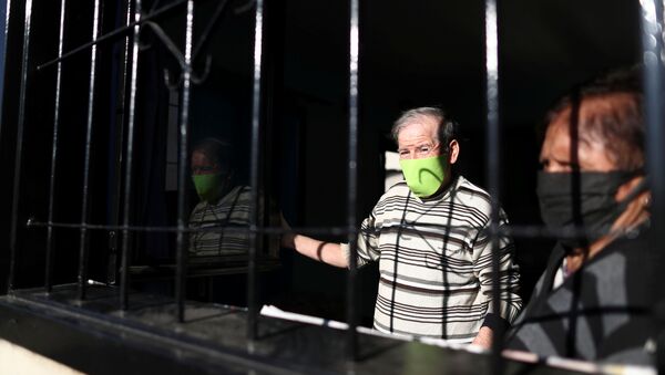 La gente con mascarillas durante el brote de coronavirus en Argentina - Sputnik Mundo